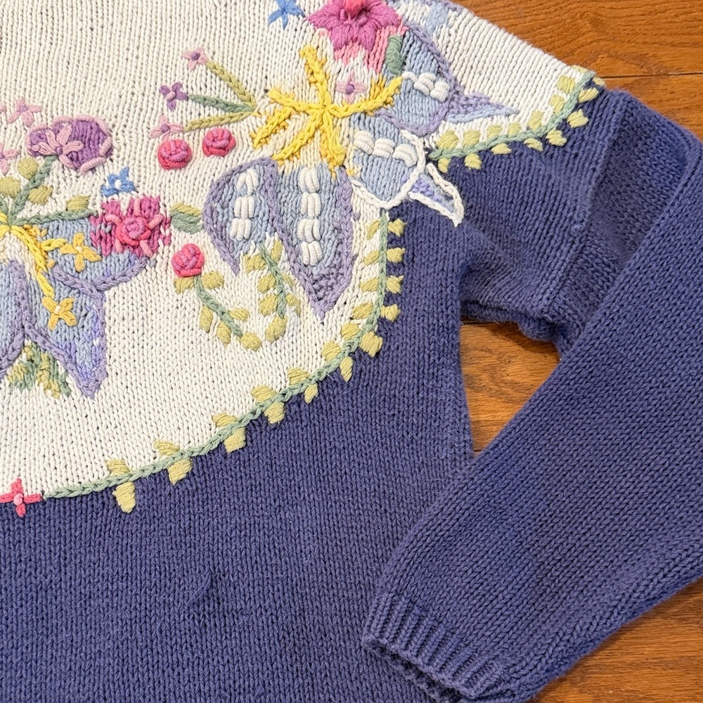 Vintage Floral Embroidered Women's Sweater - Blue and White. Hand knit - Picture 12 of 16